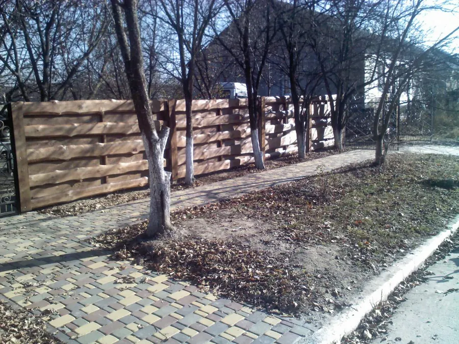 Паркан деревʼяний необрізна дошка під ключ, сира дошка — ціна за 1 пог. м — фото
