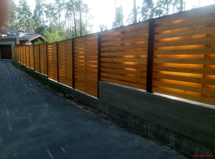 Паркан деревʼяний шахматка під ключ, сира дошка — ціна за 1 пог. м — фото