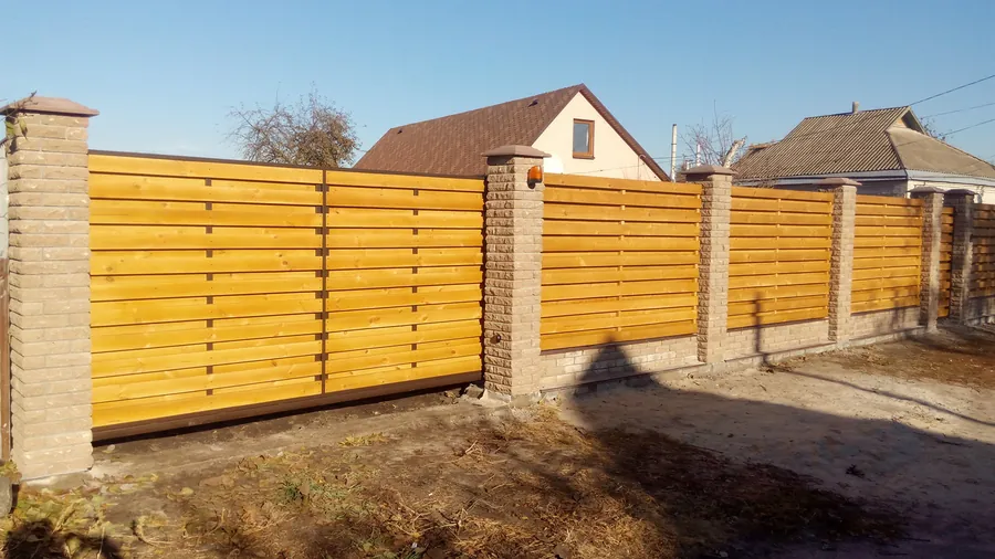 Паркан деревʼяний шахматка під ключ, сира дошка — ціна за 1 пог. м — фото