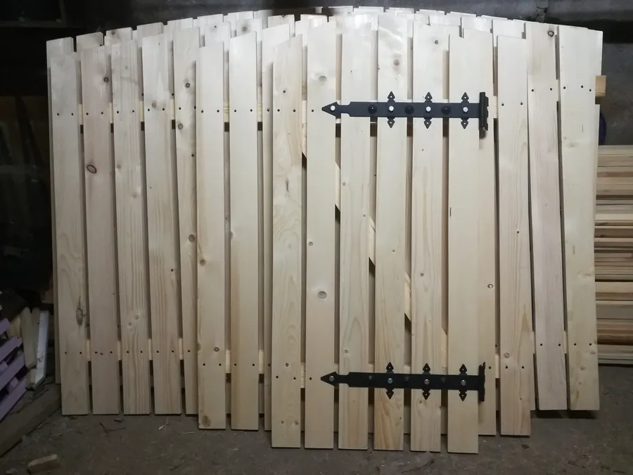 Секція штахетник 2,0×1,85 м — сира дошка — фото