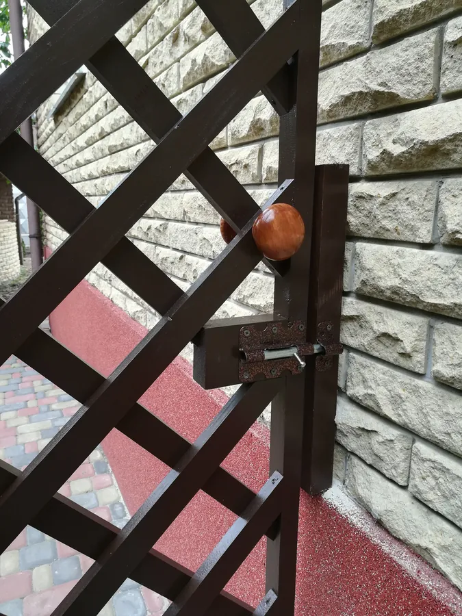 Деревʼяні ворота та хвіртка