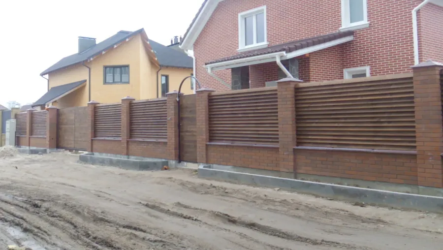 Паркан деревʼяний жалюзі під ключ, сира дошка — ціна за 1 пог. м — фото