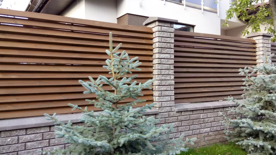 Паркан деревʼяний жалюзі під ключ, сира дошка — ціна за 1 пог. м — фото