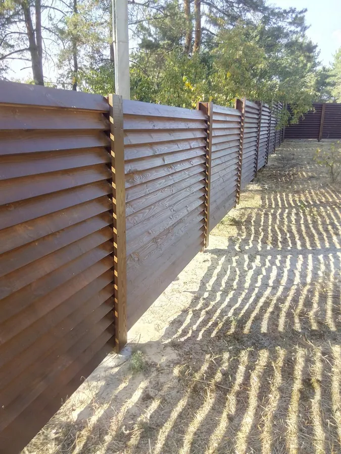 Паркан деревʼяний жалюзі під ключ, сира дошка — ціна за 1 пог. м — фото